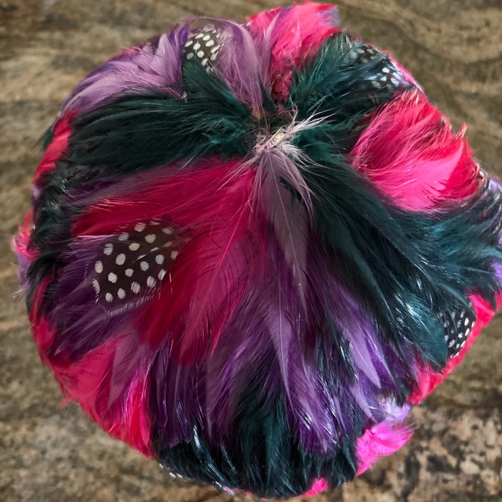 VTG Feather Cap Round Roaring 20s Ladies Hat Fragile purple  pink Guinea party - Picture 4 of 7